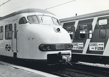 170710 Afbeelding van de introductie van de nieuwe, gele huisstijl van de electrische treinstellen mat. 1964 (plan V) ...